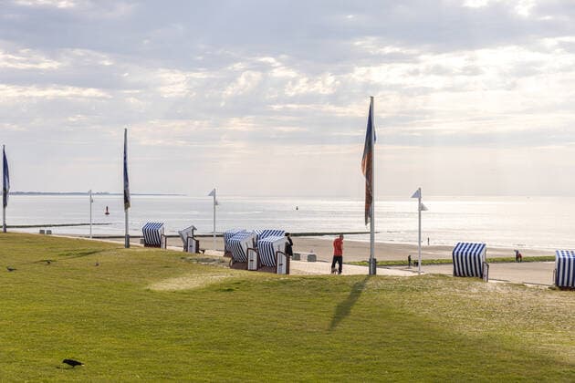 Norderney 09 MAY 2021 Strollers on the beach promenade of Norderney The new Corona Ordinance of the Government of Lower Saxony, effective from 10 May 2021, allows a gradual opening of tourism on the East Frisian islands OSTFRIESLAND East Frisian Islands Copyright: JanisMEYER Priller&MAUG JMY7F2888X