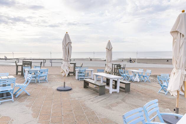 Norderney 09 MAY 2021 Closed gastronomy on the East Frisian islands Empty tables on the beach promenade The new Corona Ordinance of the Lower Saxony state government, which will apply from 10 May 2021, allows a gradual opening of tourism on the islands EAST FRISIA East Frisian Islands Copyright: JanisMEYER Priller&MAUG JMY7F2896X