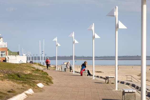 Norderney 09 MAY 2021 Strollers on the beach promenade of Norderney The new Corona Ordinance of the Government of Lower Saxony, effective from 10 May 2021, allows a gradual opening of tourism on the East Frisian islands OSTFRIESLAND East Frisian Islands Copyright: JanisMEYER Priller&MAUG JMY7F2827X