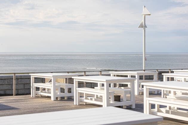 Norderney 09 MAY 2021 Closed gastronomy on the East Frisian islands Empty tables on the beach promenade The new Corona Ordinance of the Lower Saxony state government, which will apply from 10 May 2021, allows a gradual opening of tourism on the islands EAST FRISIA East Frisian Islands Copyright: JanisMEYER Priller&MAUG JMY7F2842X