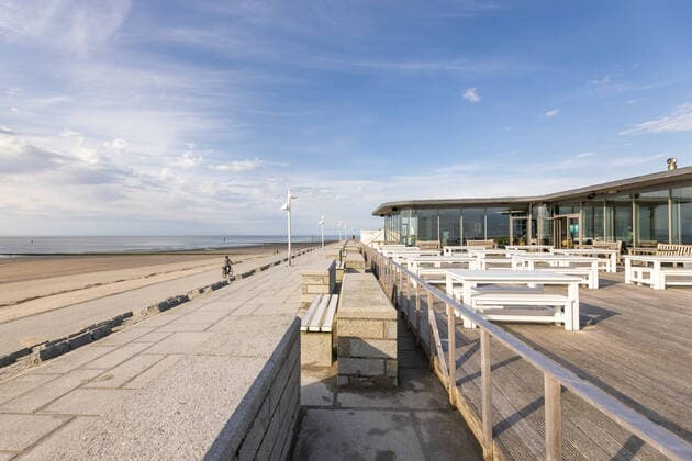 Norderney 09 MAY 2021 Closed gastronomy on the East Frisian islands Empty tables on the beach promenade The new Corona Ordinance of the Lower Saxony state government, which will apply from 10 May 2021, allows a gradual opening of tourism on the islands EAST FRISIA East Frisian Islands Copyright: JanisMEYER Priller&MAUG JMY7F2865X