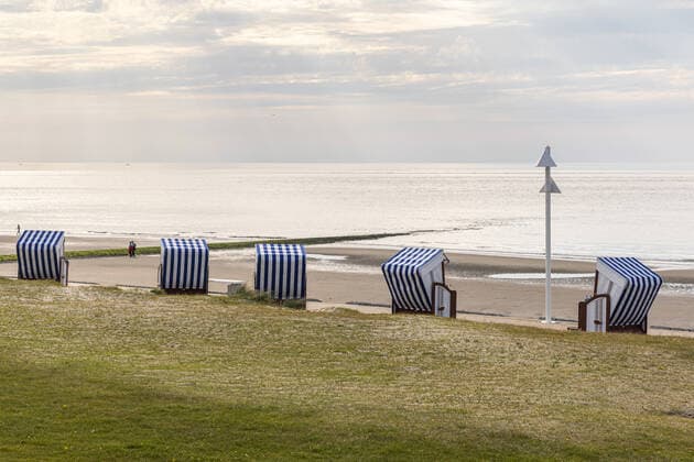 Norderney 09 MAY 2021 Beach chairs on the beach promenade of Norderney The new Corona Ordinance of the Lower Saxony state government, which will apply from 10 May 2021, allows a gradual opening of tourism on the East Frisian islands OSTFRIESLAND Ostfriesische Inseln Copyright: JanisMEYER Priller&MAUG JMY7F2885X