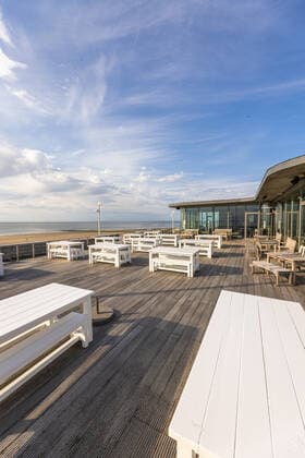 Norderney. 09 MAI 2021. Geschlossene Gastronomie auf den ostfriesischen Inseln. Leere Tische an der Strandpromenade. Die neue ab dem 10. Mai 2021 geltende Corona-Verordnung der niedersächsischen Landesregierung erlaubt auf den Inseln eine schrittweise Öffnung des Tourismus. OSTFRIESLAND. Ostfriesische Inseln. Copyright: JanisMEYER Priller&MAUG JMY7F2859X
