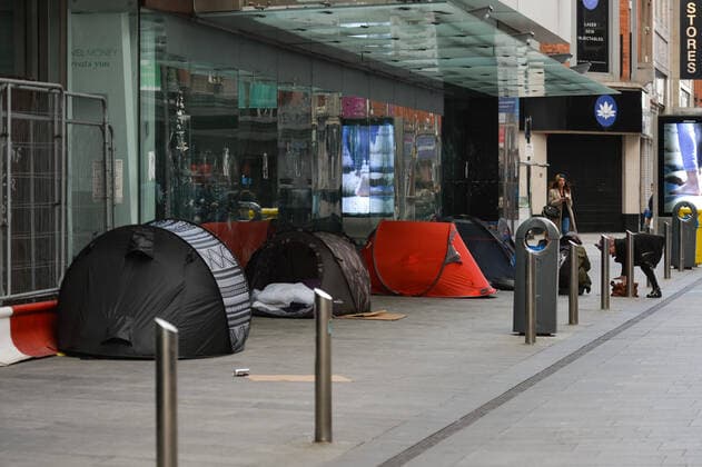 Daily Life In Dublin During COVID-19 Lockdown A view of a rough sleeper s tents outside a closed shop on Henry Street in Dublin city center during the final days of the level five COVID-19 lockdown. On Sunday, 9 May 2021, in Dublin, Ireland. Dublin Ireland widak-dublinda210509_nppGI  Copyright: xArturxWidakx