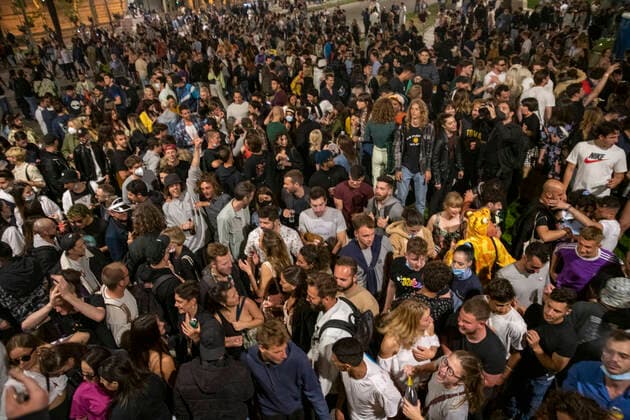 Bilder des Jahres 2021, News 05 Mai News Themen der Woche KW18 News Bilder des Tages Several young people gathered in a festive atmosphere, in a street of Barcelona, during the first night without the state of alarm, on May 9, 2021, in Barcleona, Catalonia (Spain). The state of alarm that the Government decreed for the second time six months ago ended at 00.00 hours this Sunday, May 9. In Catalonia this has led to the fall of the curfew and the perimeter confinement of the Community. 09 MAY 2021;BARCELONA;STATE OF ALARM;PANDEMIC;BOTELLON;FIESTA Lorena SopÃªna i LÃ²pez LagenciaEP 05 09 2021 BARCELONA, CATALONIA BARCELONA, CATALONIA Spain Copyright: xLorenaxSopÃªnaxixLÃ²pezx 3697404
