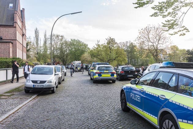 Despite Corona 200 young people celebrate in summer weather on the Alster Police int Copyright: xLucaxFieldx