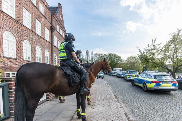 Despite Corona 200 young people celebrate in summer weather on the Alster Police int Copyright: xLucaxFieldx