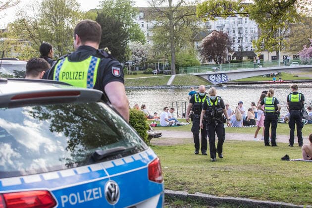 Despite Corona 200 young people celebrate in summer weather on the Alster Police int Copyright: xLucaxFieldx
