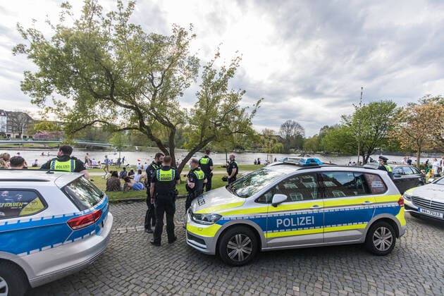 Despite Corona 200 young people celebrate in summer weather on the Alster Police int Copyright: xLucaxFieldx