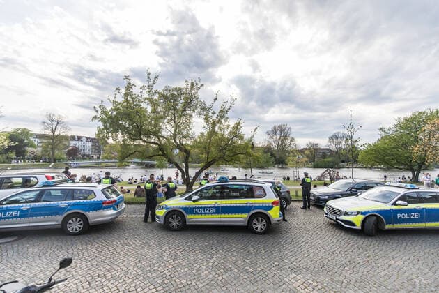 Despite Corona 200 young people celebrate in summer weather on the Alster Police int Copyright: xLucaxFieldx