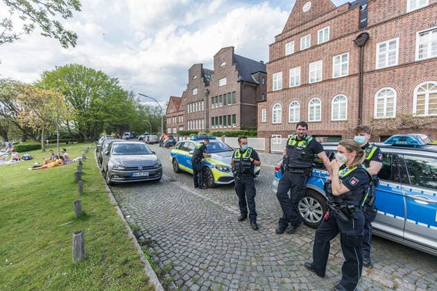 Despite Corona 200 young people celebrate in summer weather on the Alster Police int Copyright: xLucaxFieldx