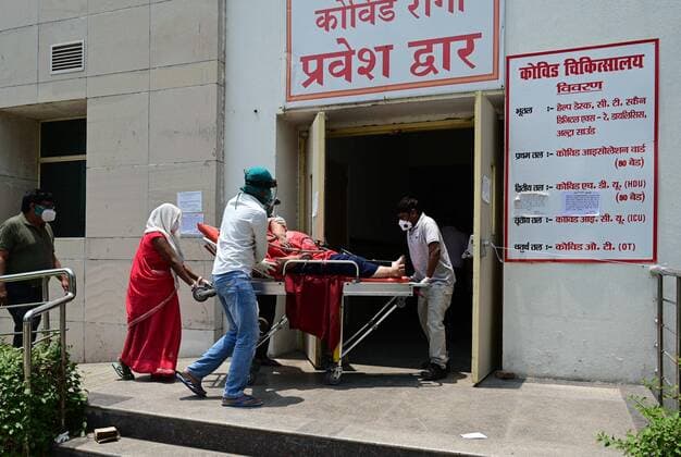 May 10, 2021, Prayagraj, Uttar Pradesh, India: Prayagraj: Family members along with medical workers shift a COVID19 patient to Level-3 ward of Swaroop Rani Nehru hospital in Prayagraj on Thursday, May 10, 2021. Prayagraj India - ZUMAv115 20210510_zap_v115_004 Copyright: xPrabhatxKumarxVermax