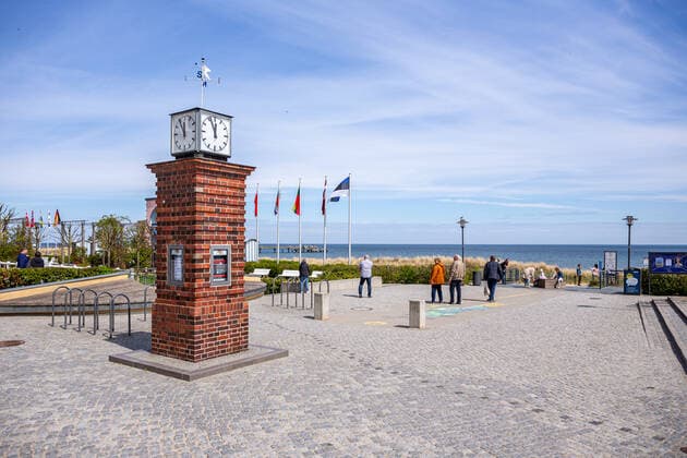 Five to Twelve Only a few day tourists have strayed into the seaside resort of Bansin on the first warm weekend GER, Usedom, Kaiserbäder, Basin, Heringsdorf, seaside resort, Vorpommern Greifswald, Mecklenburg Vorpommern, travel, holiday, Baltic Sea, beach Bansin Mecklenburg Vorpommern Germany beach promenade