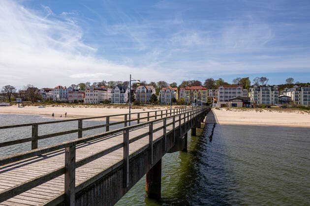 View from the pier in Bansin towards the beach GER, Usedom, Kaiserbäder, Basin, Heringsdorf, seaside resort, Vorpommern Greifswald, Mecklenburg Vorpommern, travel, vacation, Baltic Sea, beach Bansin Mecklenburg Vorpommern Germany pier