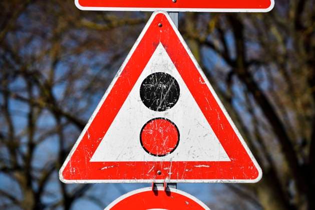 FOTOMONTAGE, Ampel-Verkehrsschild Schwarz-Rot, GroÃŸe Koalition *** PHOTOMONTAGE, traffic light traffic sign black red, grand coalition ** NUR FUER REDAKTIONELLE ZWECKE ** EDITORIAL USE ONLY **