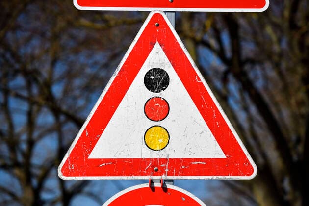 PHOTOMONTAGE, traffic light traffic sign black red yellow, party coalition ** NUR FUER REDAKTIONELLE ZWECKE ** EDITORIAL USE ONLY **
