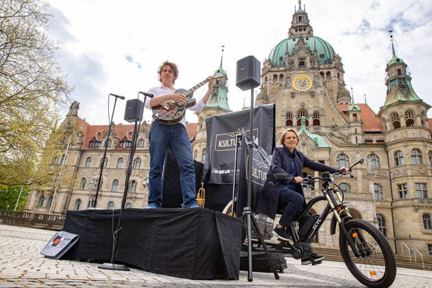 Bilder des Jahres 2021, Entertainment 05 Mai Entertainment Themen der Woche KW19 Niedersachsen, Hannover, Kultur, Kultur(fahr)rad macht Musik mobil, Hannovers erstes rollendes Kulturrad mit kompakter und mobiler Minibühne verwandelt Plätze und Orte in der Stadt zum Open Air-Konzertsaal. Kulturdezernentin Konstanze Beckedorf und der Ideengeber des Kulturrads Daniel Zeinoun, stellen das umgebaute Lastenrad vor, *** Lower Saxony, Hanover, Culture, Culture fahr rad makes music mobile, Hanovers first rolling culture bike with compact and mobile mini stage transforms squares and places in the city into an open air concert hall. Head of the Department of Culture Konstanze Beckedorf and Daniel Zeinoun, who came up with the idea of the culture bike, present the converted cargo bike,