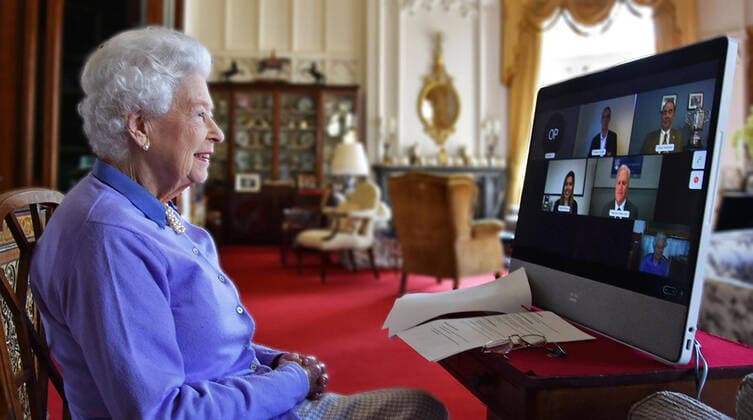 Bilder des Jahres 2021, Entertainment 05 Mai Entertainment Themen der Woche KW19 Entertainment Bilder des Tages . 10 05 2021. Windsor, United Kingdom. Queen Elizabeth II shares memories of achieving her own lifesaving qualification as a young girl during a video call with the Royal Life Saving Society. The Society works across 30 Commonwealth nations with the aim of eliminating preventable death by drowning, promoting water safety, and delivering lifesaving and lifeguarding education.  xPoolx xi-Imagesx IIM-22162-0001