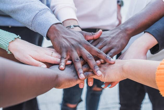 IMAGO Creative: Pride Month 2022, Aktivismus Crop unrecognizable multiethnic social justice warriors joining hands while supporting each other in BLM movement, Model released Copyright: xIvanxMorenox MR