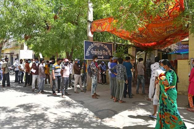 India: COVID-19 tests amid Pandemic in Rajasthan People stand in long queue for COVID-19 test at Government Amrit Kaur Hospital during second wave of coronavirus epidemic, in Beawar. The health ministry on Monday reported 366,161 new infections and 3,754 deaths. India’s tally of infections now stands at 22.66 million, with 246,116 deaths. 80 doctors at Delhi s Saroj Hospital tested positive for coronavirus. Beawar Rajasthan India Copyright: SumitxSaraswat