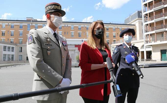 Marlene Schiappa ministre deleguee aupres du ministre de l Interieur chargee de la Citoyennete remet la medaille de bronze pour actes de courage et de devouement a Marion Dehecq Pompier reserviste dont l intervention a permis de sauver un homme victime d un arret cardiaque au Parc Monceau NEWS: Marlene Schiappa recompense un pompier -Paris - 10 05 2021 JonathanRebboah Panoramic  PESRK24022012