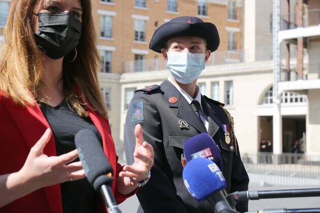 Marlene Schiappa ministre deleguee aupres du ministre de l Interieur chargee de la Citoyennete remet la medaille de bronze pour actes de courage et de devouement a Marion Dehecq Pompier reserviste dont l intervention a permis de sauver un homme victime d un arret cardiaque au Parc Monceau NEWS: Marlene Schiappa recompense un pompier -Paris - 10 05 2021 JonathanRebboah Panoramic  PESRK24022012