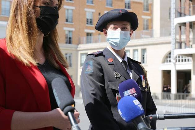Marlene Schiappa ministre deleguee aupres du ministre de l Interieur chargee de la Citoyennete remet la medaille de bronze pour actes de courage et de devouement a Marion Dehecq Pompier reserviste dont l intervention a permis de sauver un homme victime d un arret cardiaque au Parc Monceau NEWS: Marlene Schiappa recompense un pompier -Paris - 10 05 2021 JonathanRebboah Panoramic  PESRK24022012