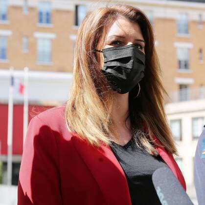 Marlene Schiappa ministre deleguee aupres du ministre de l Interieur chargee de la Citoyennete remet la medaille de bronze pour actes de courage et de devouement a Marion Dehecq Pompier reserviste dont l intervention a permis de sauver un homme victime d un arret cardiaque au Parc Monceau NEWS: Marlene Schiappa recompense un pompier -Paris - 10 05 2021 JonathanRebboah Panoramic  PESRK24022012