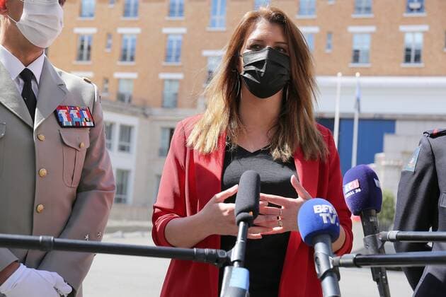 Marlene Schiappa ministre deleguee aupres du ministre de l Interieur chargee de la Citoyennete remet la medaille de bronze pour actes de courage et de devouement a Marion Dehecq Pompier reserviste dont l intervention a permis de sauver un homme victime d un arret cardiaque au Parc Monceau NEWS: Marlene Schiappa recompense un pompier -Paris - 10 05 2021 JonathanRebboah Panoramic  PESRK24022012