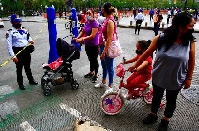 Several mothers walk with their children, in Mexico City, Mexico, 9 May 2021 (Issued 10 May 2021). The Mexican capital was reactivated this Monday with the entry of the yellow traffic light (medium risk of contagion) by covid-19, the lowest level of the entire pandemic. An advance that coincided with Mother s Day, one of the most important holidays in the country. EFE Carlos Ramirez Mexico City reactivates with optimism due to lower risk and Mother s Day !ACHTUNG: NUR REDAKTIONELLE NUTZUNG!  Copyright: xCarlosxRamirezx MEX1518 20210510-637562809552626534
