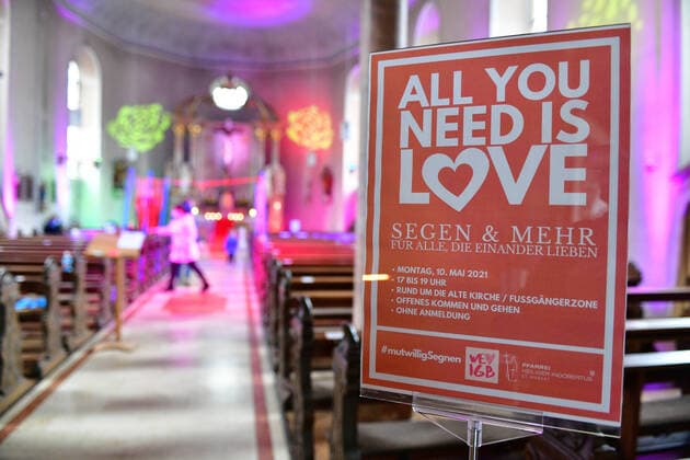 Bilder des Jahres 2021, News 05 Mai News Themen der Woche KW19 News Bilder des Tages Neunkirchen St. Ingbert Tholey Gottes Segen für gleichgeschechtliche Paare? Nicht nur das. Auch wiederverheiratete Paare nutzten die Gelegenheit. Gestern Abend boten vier katholische Gemeinden im Saarland Segnungen an und das Interesse war da. In St. Ingbert bot Pfarrer Daniel Zamilski die Segnungen an, er zog aus rotem Garn ein Herz vor den Altar und jeder, der wollte, durfte in das Herz treten und erhielt Gottes Segen. Die Aktion war ein Protest gegen die Vorgabe aus dem Vatikan, den homosexuellen Paaren den Segen zu verwehren. Das ist einfach nur peinlich für die Kirche , sagt Zamilski und segnet an diesem Abend pausenlos Paare aber auch alleinstehende Menschen. Auch Homosexuelle sind dabei. Die Kirche kann nicht der Wächter über Gotte bub