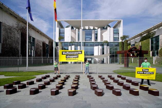 Bilder des Jahres 2021, News 05 Mai News Themen der Woche KW19 News Bilder des Tages 11.05.2021, Berlin, Deutschland - Foto: Anlaesslich der Hauptversammlung von Rheinmetall, demonstrierten Greenpeace-Aktivisten symbolisch mit Saergen vor dem Bundeskanzleramt, gegen die Lieferung deutscher Kriegswaffen und sonstiger Ruestungsgueter in Drittlaender. *** 11 05 2021, Berlin, Germany Photo On the occasion of the annual general meeting of Rheinmetall, Greenpeace activists demonstrated symbolically with bags in front of the Federal Chancellery, against the supply of German war weapons and other armaments to third countries.