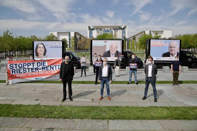 Bilder des Jahres 2021, News 05 Mai News Themen der Woche KW19 News Bilder des Tages 11.05.2021, Berlin, Deutschland - Stoppt die Riester-Rente! Foto: Unter dem Slogan: Stoppt die Riester-Rente! - demonstrierte eine Verbraucherallianz bestehend aus Der Bund der Versicherten e.V., BdV, Verbraucherzentrale Bundesverband, vzbv und Buergerbewegung Finanzwende, vor dem Bundeskanzleramt fuer ein Ende der Riester-Rente. *** 11 05 2021, Berlin, Germany Stoppt die Riester Rente Foto Under the slogan Stoppt die Riester Rente, a consumer alliance consisting of Der Bund der Versicherten e V , BdV, Verbraucherzentrale Bundesverband, vzbv and Buergerbewegung Finanzwende, demonstrated in front of the Chancellors Office for an end to the Riester pension.