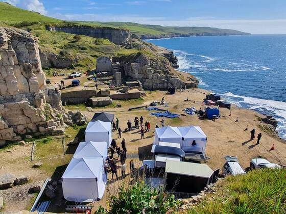 Bilder des Jahres 2021, Entertainment 05 Mai Entertainment Themen der Woche KW19 Entertainment Bilder des Tages A Dorset quarry is transformed into a set to film a scene for a new Star Wars TV series. The series will reportedly serve as a prequel to 2016?s Rogue One and focus on the early formation of the Rebellion. The Disney+ series has already started filming in England, with lead actor Diego Luna and stormtroopers spotted filming on a beach in Cleveleys, Lancashire. Where: Dorset, United Kingdom When: 11 May 2021 Credit: Cover Images Copyright: xx 41419551 EDITORIAL USE ONLY. NOT FOR USE BY NEWSPAPERS BASED IN THE UK.