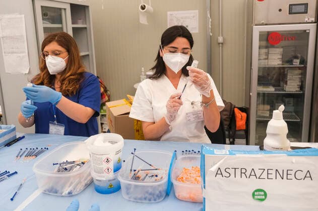 News Bilder des Tages Italy: Astrazeneca day caserta It started at 6 am, in Caserta, the first Astra Day 24 hours organized by the Asl at the vaccine hub of the barracks Ferrari Orsi, home of the Brigade Bersaglieri Garibaldi. Vaccines will be administered until 6 a.m. tomorrow. The average age of those vaccinated is 29. ABPH4584 Copyright: xAntonioxBalascox