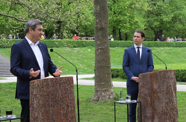 Bundeskanzler Sebastian Kurz besucht Markus Söder in der Staatskanzlei in München Der Österreichische Bundeskanzler Sebastian Kurz besucht den Bayerischen Ministerpräsident in München in der Staatskanzlei, München Bayern Deutschland Garten in der Staatskanzlei *** Federal Chancellor Sebastian Kurz visits Markus Söder at the State Chancellery in Munich The Austrian Federal Chancellor Sebastian Kurz visits the Bavarian Prime Minister in Munich at the State Chancellery, Munich Bavaria Germany Garden at the State Chancellery