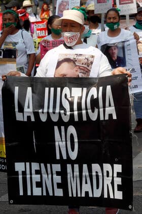 Mothers Of Missing Persons Protest To Demand Solutions In Mexico MEXICO CITY, MEXICO - MAY 10: Mothers of disappeared persons, take part during a march to demand justice and the return of their relatives alive, demand urgent solutions to the alarming figures as part of Mother s Day at Reforma Avenue on May 10, 2021 in Mexico City, Mexico. More that 87,700,000 persons registered as missing due to various causes such as forced disappearance, kidnappings or organized crime in Mexico. Copyright: xLuisxBarronx EYEPIXGROUP_LB_10052021_6729