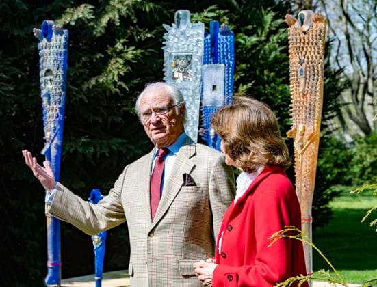 Bilder des Jahres 2021, Entertainment 05 Mai Entertainment Themen der Woche KW19 Entertainment Bilder des Tages Queen Silvia and King Carl XVI Gustaf of Sweden inaugurate glass artist Bertil Vallien s exhibition Gatekeeper at Solliden Palace on Oland, Sweden, on May 11, 2021. Öland Sweden ACE x10030x *** Queen Silvia and King Carl XVI Gustaf of Sweden inaugurate glass artist Bertil Vallien s exhibition Gatekeeper at Solliden Palace on Oland, Sweden, on May 11, 2021 Öland Sweden ACE x10030x,  Copyright: xJonasxEkströmer TTx SOLLIDEN PALACE VALLIEN EXHIBITION