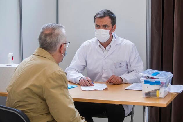 Montrouge, France May 11, 2021 - French Health Minister visits a vaccination center and meets with mobilized professionals - French Health Minister Olivier Veran NEWS, POLITIQUE, CENTRE VACCINATION, COVID-19, CORONAVIRUS, SANTE, PROFESSIONNEL DE SANTE, VERAN, CONSULTATION, BLOUSE BLANCHE Copyright: xVincentxIsorex