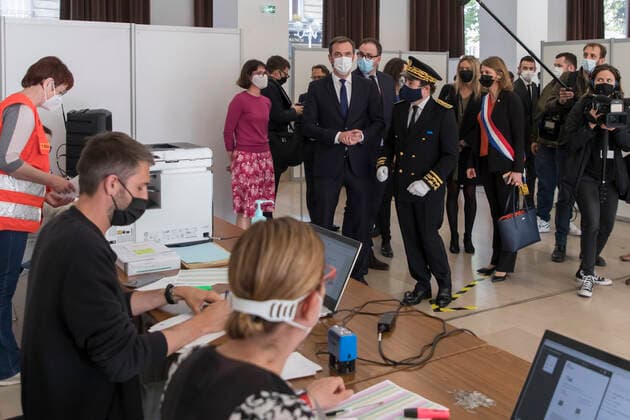Montrouge, France May 11, 2021 - French Health Minister visits a vaccination center and meets with mobilized professionals - French Health Minister Olivier Veran NEWS, POLITIQUE, CENTRE VACCINATION, COVID-19, CORONAVIRUS, SANTE, PROFESSIONNEL DE SANTE, VERAN  Copyright: xVincentxIsorex