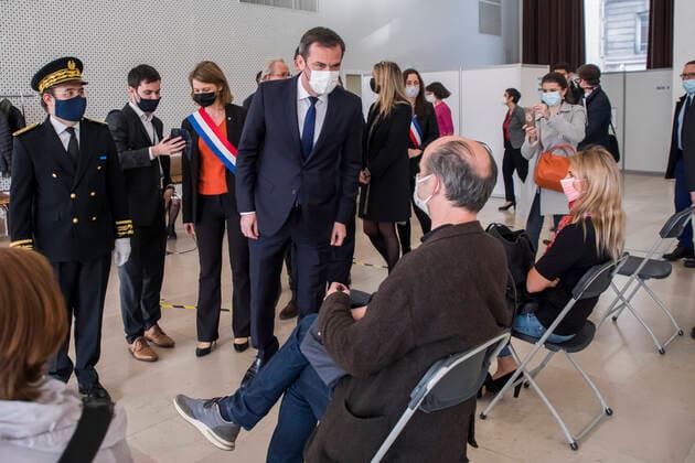 Montrouge, France May 11, 2021 - French Health Minister visits a vaccination center and meets with mobilized professionals - French Health Minister Olivier Veran NEWS, POLITIQUE, CENTRE VACCINATION, COVID-19, CORONAVIRUS, SANTE, PROFESSIONNEL DE SANTE, VERAN  Copyright: xVincentxIsorex