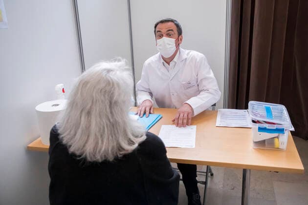 Montrouge, France May 11, 2021 - French Health Minister visits a vaccination center and meets with mobilized professionals - French Health Minister Olivier Veran NEWS, POLITIQUE, CENTRE VACCINATION, COVID-19, CORONAVIRUS, SANTE, PROFESSIONNEL DE SANTE, VERAN, CONSULTATION, BLOUSE BLANCHE Copyright: xVincentxIsorex