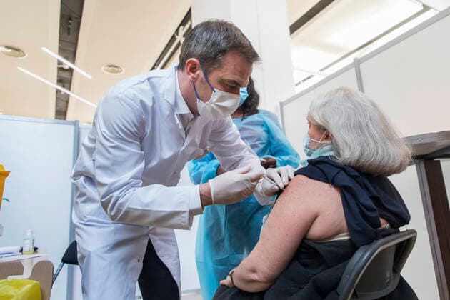 Montrouge, France May 11, 2021 - French Health Minister visits a vaccination center and meets with mobilized professionals - Health Minister Olivier Veran participates in the vaccination and injects a dose of Pfizer vaccine to a person NEWS, POLITIQUE, CENTRE VACCINATION, COVID-19, CORONAVIRUS, SANTE, PROFESSIONNEL DE SANTE, VERAN, INJECTION, BLOUSE BLANCHE Copyright: xVincentxIsorex