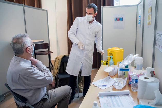Montrouge, France May 11, 2021 - French Health Minister visits a vaccination center and meets with mobilized professionals - French Health Minister Olivier Veran NEWS, POLITIQUE, CENTRE VACCINATION, COVID-19, CORONAVIRUS, SANTE, PROFESSIONNEL DE SANTE, VERAN, CONSULTATION, BLOUSE BLANCHE Copyright: xVincentxIsorex