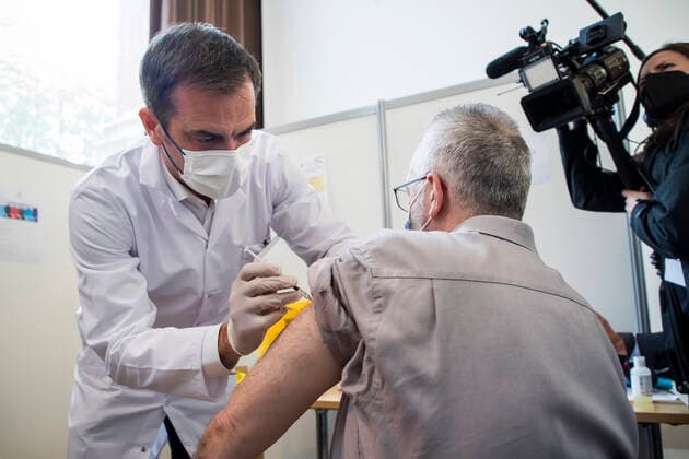 News Bilder des Tages Montrouge, France May 11, 2021 - French Health Minister visits a vaccination center and meets with mobilized professionals - Health Minister Olivier Veran participates in the vaccination and injects a dose of Pfizer vaccine to a person NEWS, POLITIQUE, CENTRE VACCINATION, COVID-19, CORONAVIRUS, SANTE, PROFESSIONNEL DE SANTE, VERAN, INJECTION, BLOUSE BLANCHE Copyright: xVincentxIsorex