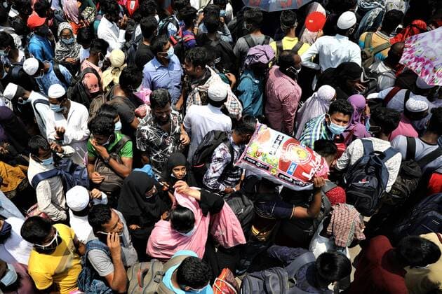 Eid al-Fitr Amid Covid-19 Pandemic People crowd as they board a ferry to their hometowns to celebrate the Eid al-Fitr festivities amid the Covid-19 coronavirus pandemic in Munshiganj near Dhaka, Bangladesh on May 10, 2021. Dhaka Bangladesh rahman-notitle210511_npvbG  Copyright: xSyedxMahamudurxRahmanx