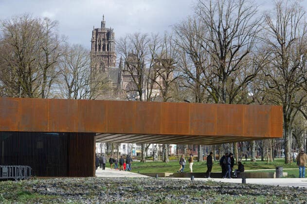 Architektur von RCR Arquitectes Rodez (south of France): Soulages Museum The Soulages Museum in Rodez, contemporary art museum dedicated to the work of French abstract artist Pierre Soulage, architecture by RCR arquitectes and Passelac & Roques. The museum and Rodez Cathedral in the background Aveyron 12; Midi Pyrenees; Occitanie Pyrenees Mediterranee; Rodez Europe; Western Europe; France  Copyright: xGrimault Andia.frx 272337