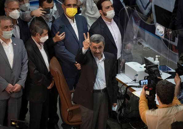 Bilder des Jahres 2021, News 05 Mai News Themen der Woche KW19 News Bilder des Tages Former President Mahmoud Ahmadinejad Registers As Iran s 2021 Presidential Elections Candidate Former president Mahmoud Ahmadinejad (C) flashes a Victory sign while attending the Iranian Interior Ministry building to register as a candidate for June 18, presidential elections, in central Tehran on May 12, 2021. Tehran Tehran Iran nikoubazl-formerpr210512_npL2g  Copyright: xMortezaxNikoubazlx