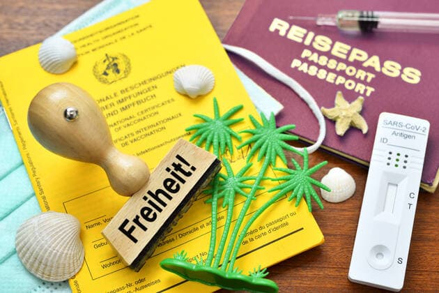 PHOTOMONTAGE, vaccination certificate, passport, vaccination syringe, rapid test and stamp with the inscription freedom, symbol photo travel facilitation ** NUR FUER REDAKTIONELLE ZWECKE ** EDITORIAL USE ONLY **