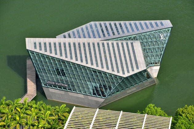 Singapore Singapore. Marina Bay Sands, huge hotel complex with 2.560 rooms, a casino and a museum, facing Marina Bay. Here, the Louis Vuitton boutique at the bottom of the three hotels with 55 floors and a rooftop terrace covering one hectare. *** Local Caption *** . Singapour Asaia; Southeast Asia; Singapore  Copyright: xJolyot Andia.frx 306543